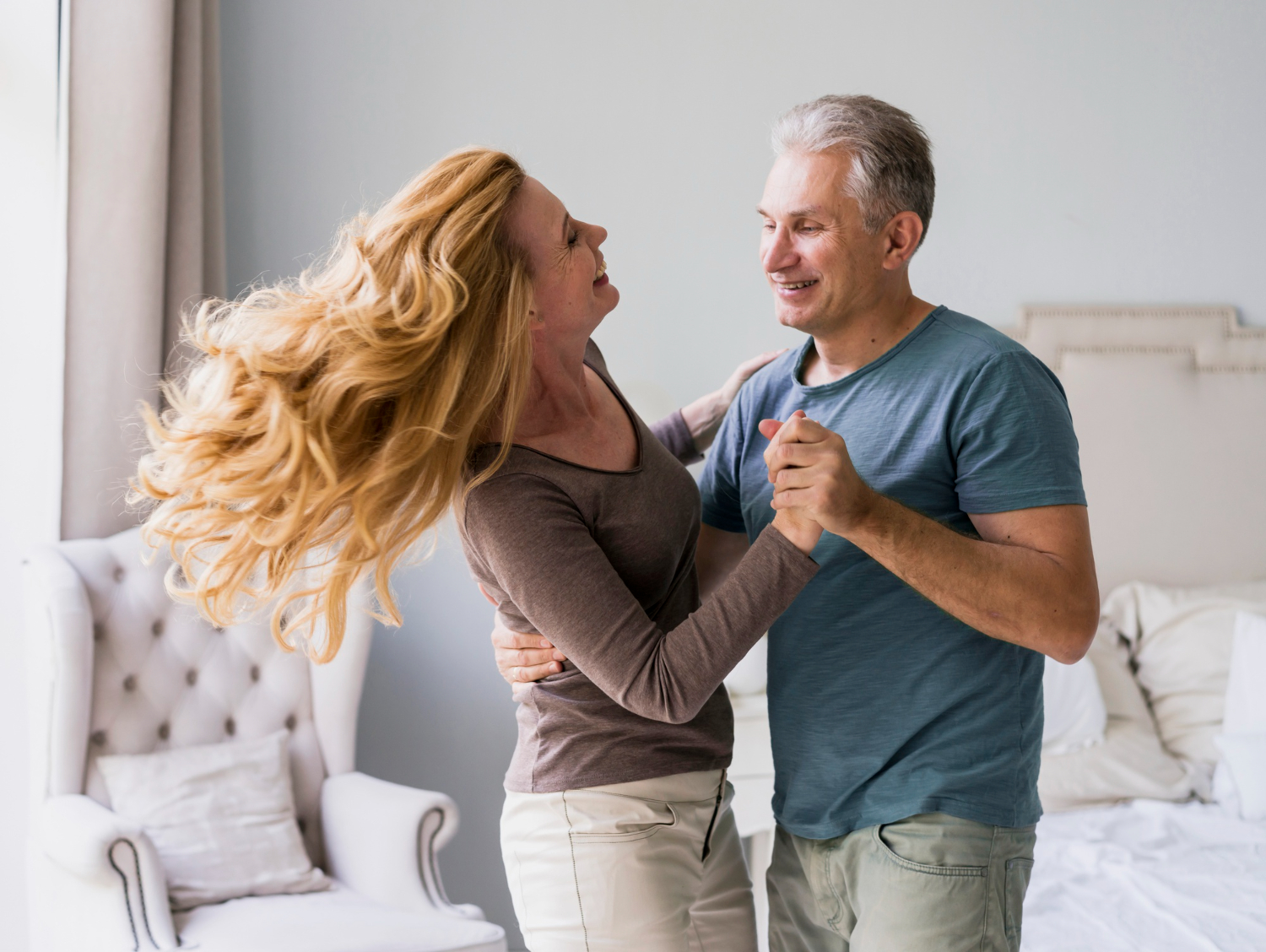 Pareja ejecutando pasos de cha cha chá con movimientos rítmicos y precisos, mostrando coordinación