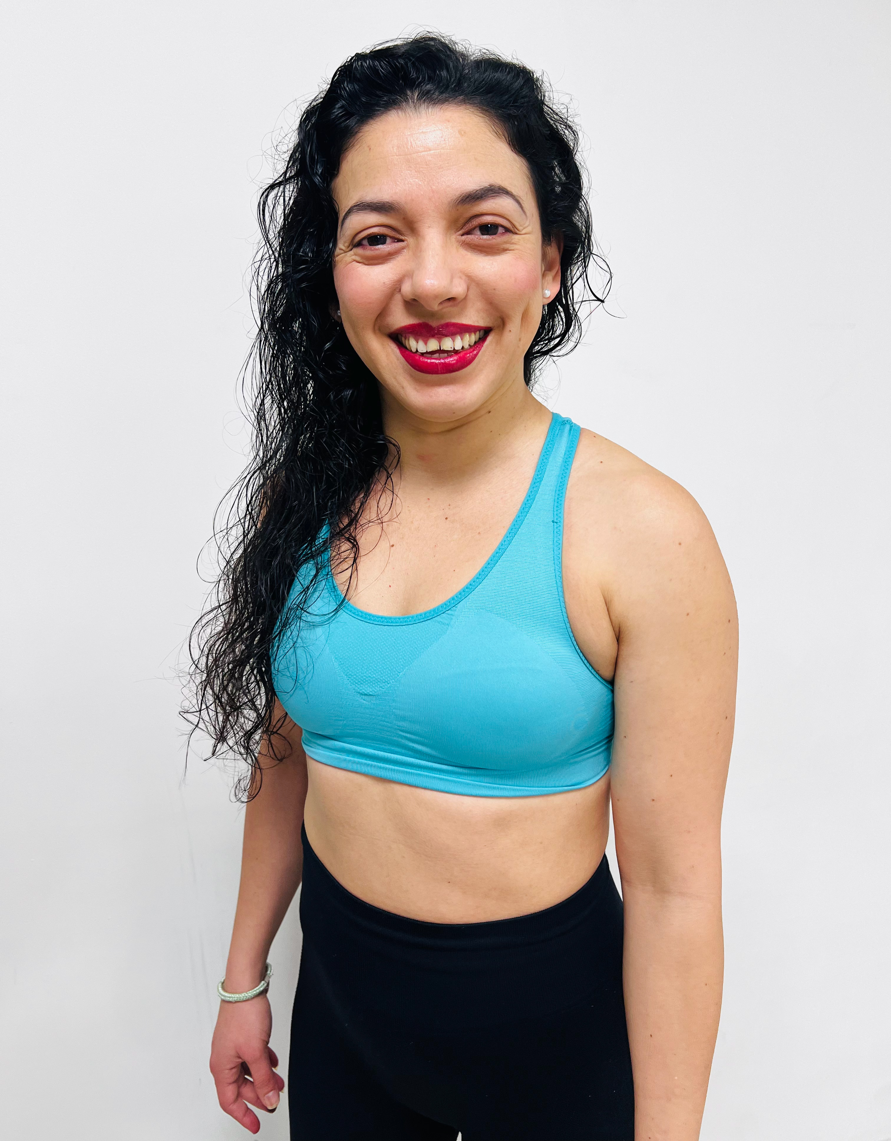 Verónica en acción, instructora de fitness latino con energía, dirigiendo una clase grupal