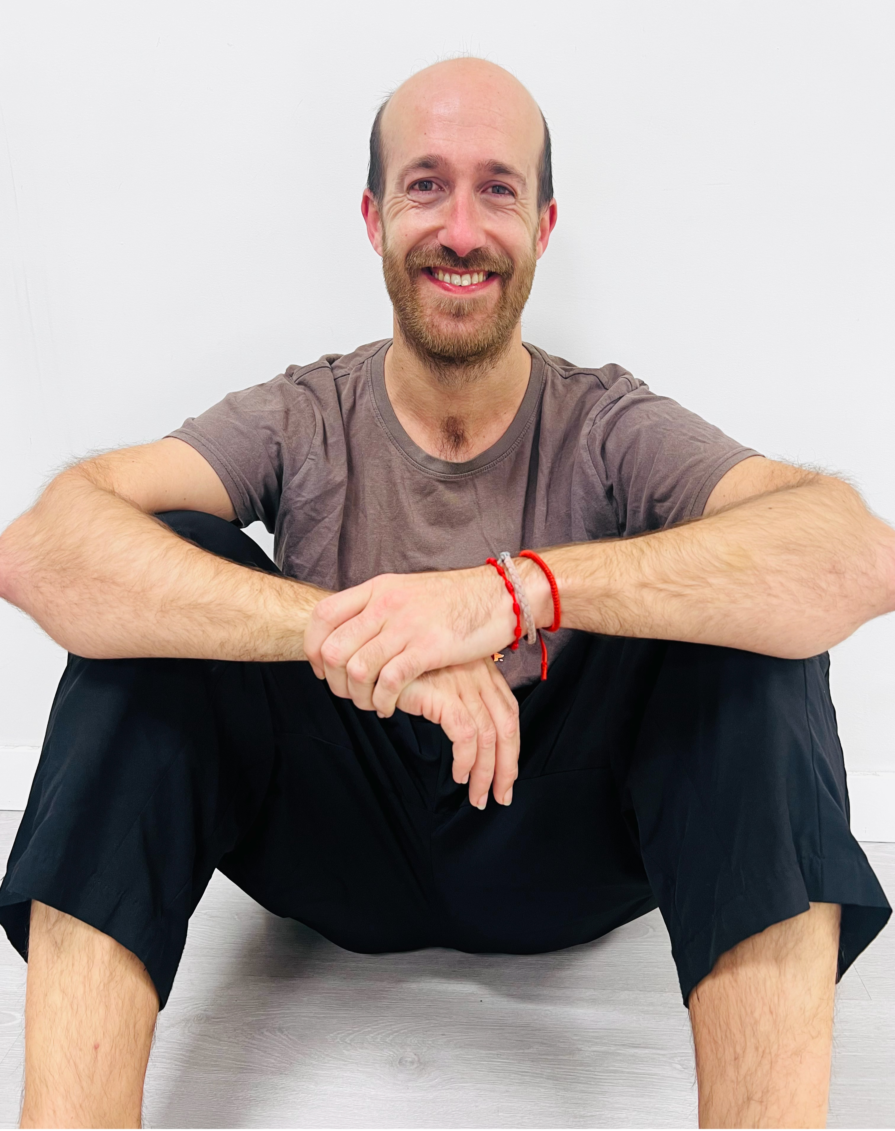 Aitor enseñando bachata con humor, enfocándose en las raíces del baile y la técnica