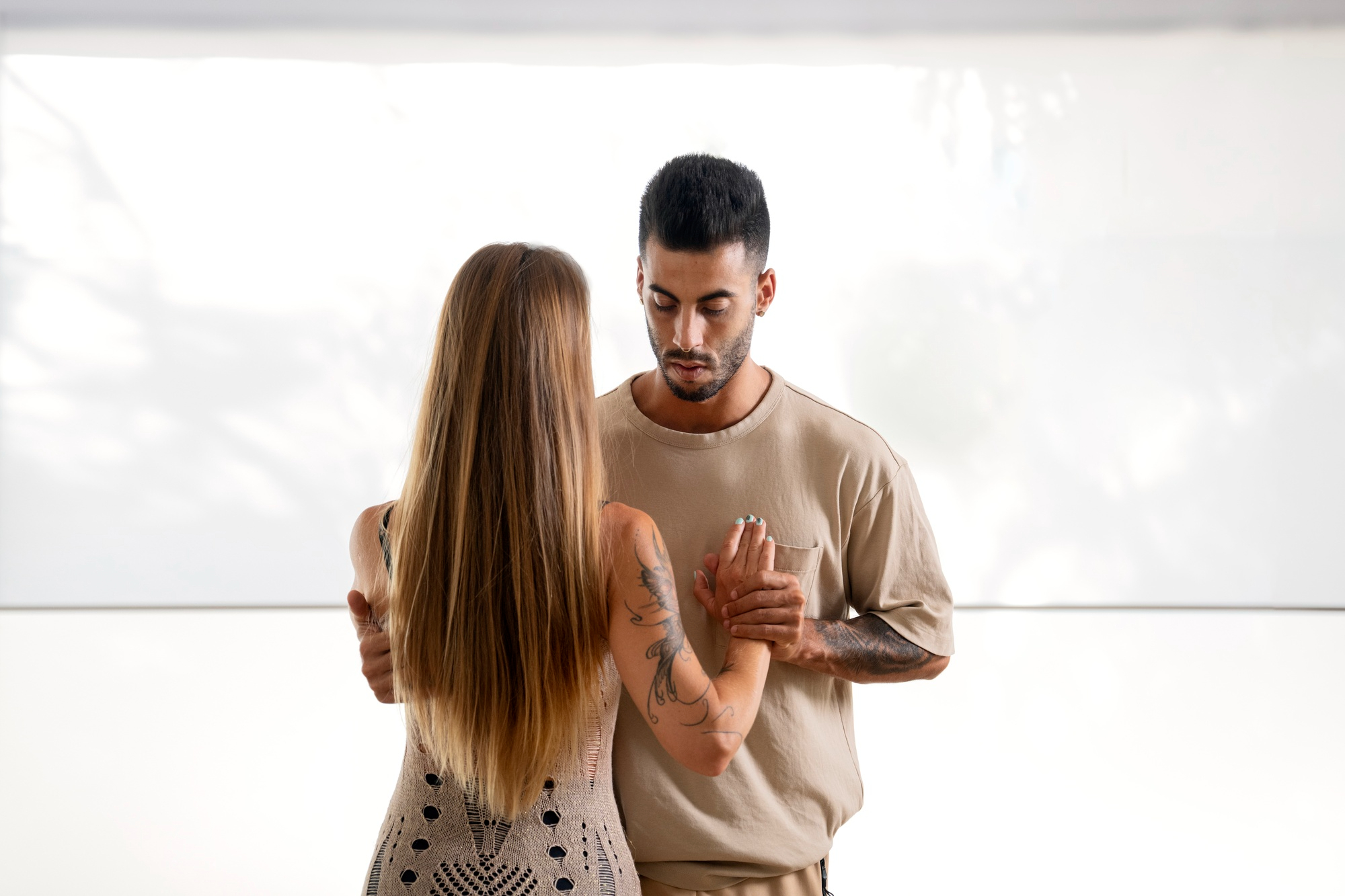 Pareja bailando kizomba con movimientos sensuales y fluidos, mostrando una conexión íntima y elegante.