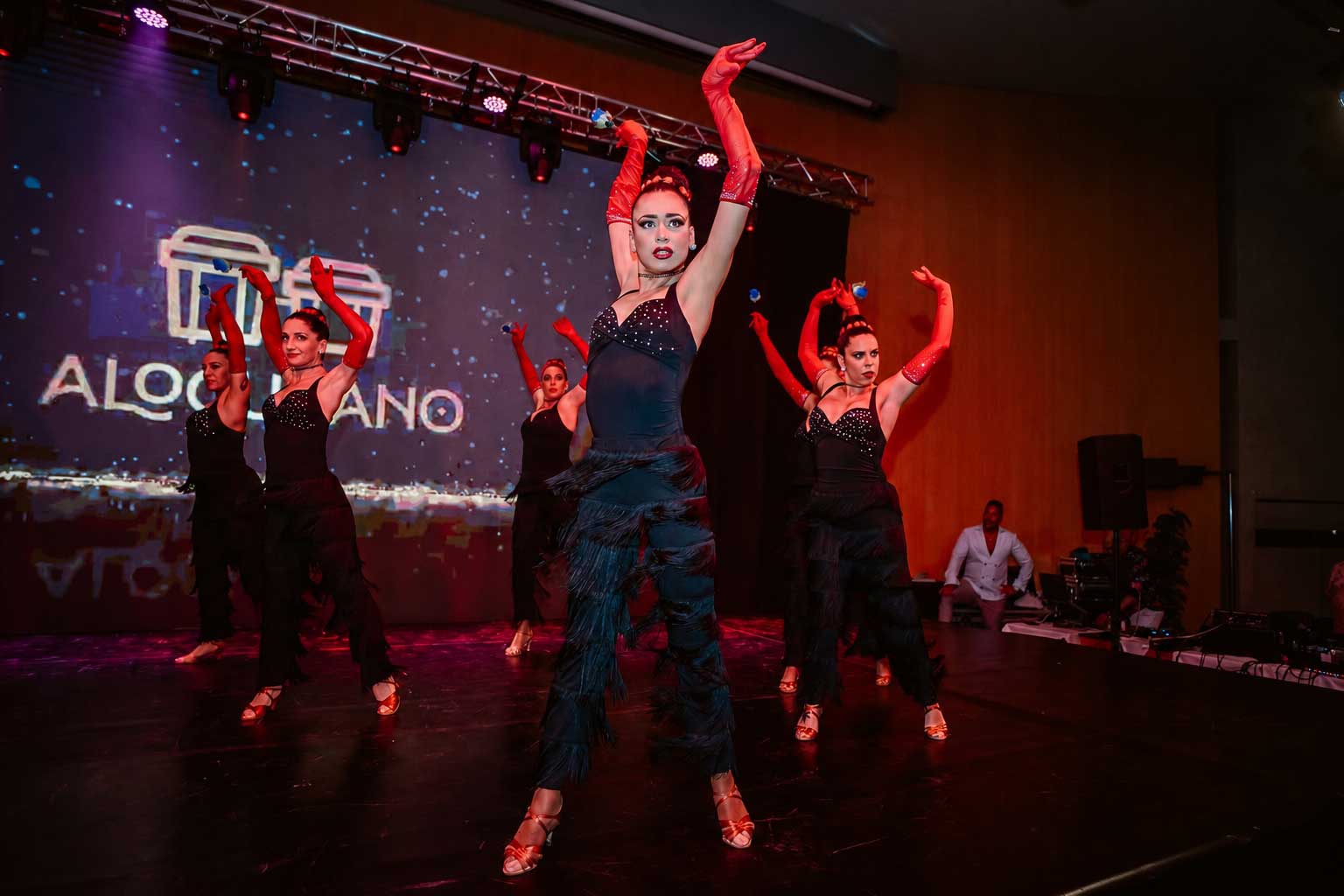 Addy Mendoza ensayando coreografía